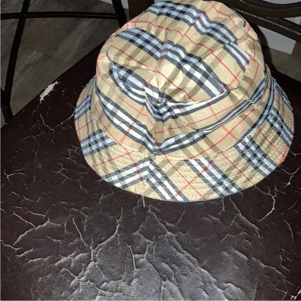 LAST ONE ☝️ AVAILABLE 🦆- 🎩BEAUTIFUL reversible BUCKET HATS 🎩